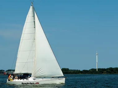 Romantischer Segeltörn bei Sonnenuntergang in Stralsund