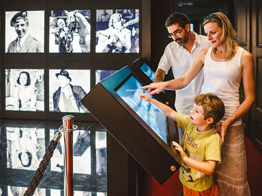 Eintritt für 2 Erwachsene und 1 Kind für das Chaplin's World Museum