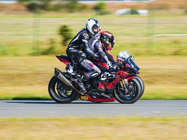 Baptême passager en moto : 3 tours à l'arrière d'un pilote professionnel sur le circuit de Fontenay-le-Comte