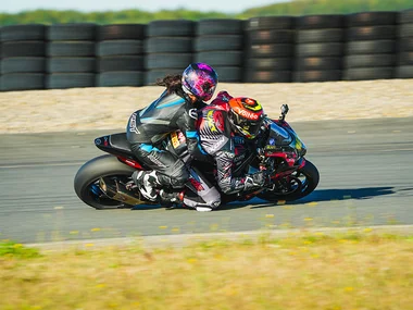 Baptême passager en moto : 3 tours à l'arrière d'un pilote professionnel sur le circuit du Val de Vienne