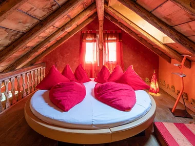 Romantik pur im Love Room mit Abendessen und privatem Spa am Thunersee