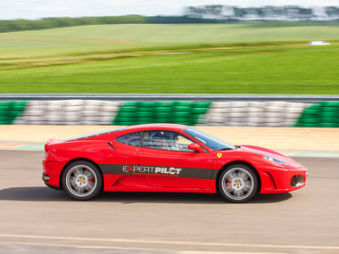 2 rondes als piloot in een Ferrari, Lamborghini of Porsche op het Circuit Geoparc