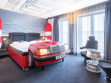 Traumurlaub für Autofans im Themenhotel in Köln