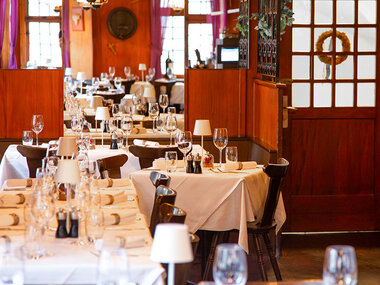 Repas traditionnel avec vin au célèbre restaurant Gifthüttli à Bâle