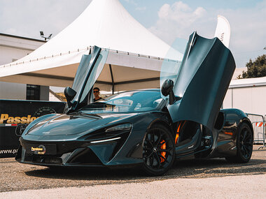 1 giro alla guida di una McLaren Artura Performance sul Circuito Varano de' Melegari