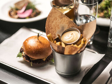 Dart & hamburgare på bryggeripub