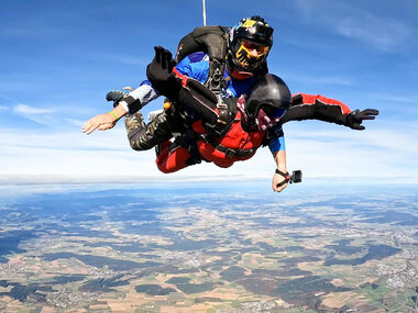 Adrenalinreicher Tandem-Fallschirmsprung im Raum Zweibrücken