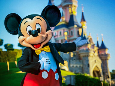 Disneyland® Paris: Medium Summer-tickets voor 2 personen en 1 kind (2 parken)
