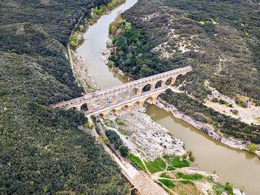 Vol en hélicoptère de 20 min pour 2 personnes au-dessus de Nîmes et du pont du Gard