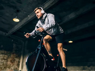 Sport trifft auf Erholung: Indoor-Cycling und Sauna für 2