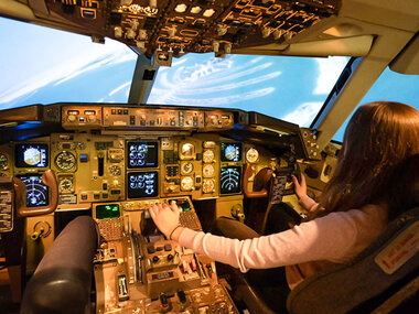 Spektakuläres Flugerlebnis in einem Full-Motion Simulator
