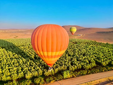 Luftballon over palmelunden i Marrakech for 2