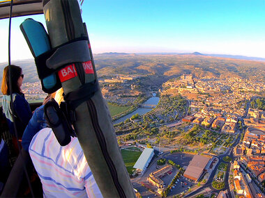 ¡Toledo en globo!: vuelo de 1h para 2 personas, almuerzo y reportaje de vídeo y foto