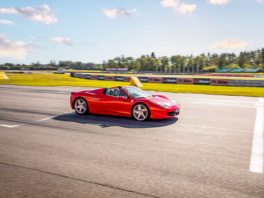 2 omgange på racerbane i Ferrari 458 Spider