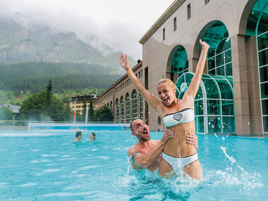 Relax e benessere nel cuore delle Alpi presso il centro termale Walliser Alpentherme di Leukerbad