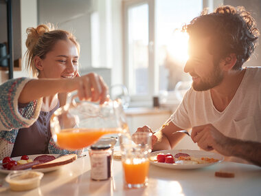 Petit-déjeuner romantique à la maison ou au restaurant