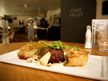 Tapas med vin hos Café Faust for 2