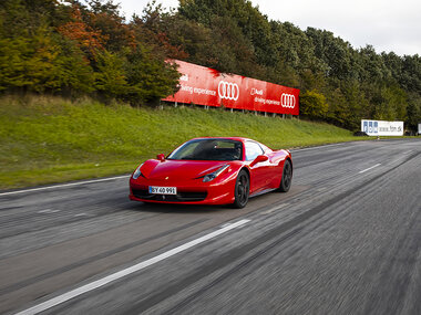 Kør racerbil på bane: 3 omgange i Ferrari 458