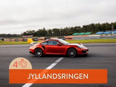 Erbjudande för henne - Kör sportbil: 4 varv i Porsche GT3 RS på Jyllandsringen