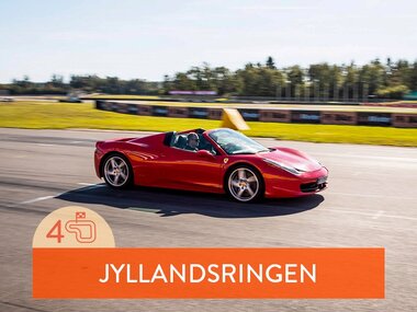 Erbjudande för henne - Kör sportbil: 4 varv i Ferrari på Jyllandsringen