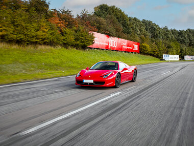 Conducción deportiva: 2 vueltas al Circuito do Sol o Guadix en Ferrari, Porsche o Lamborghini