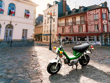 Escapade rétro d'une journée sur la Côte Fleurie en scooter Yamaha Chappy