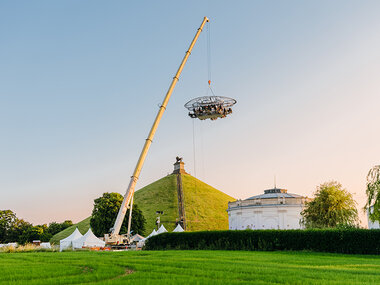 Dinner in the Sky : 3 cocktails et dégustations au-dessus de la Butte du Lion