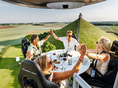 Dinner in the Sky : repas  4 plats avec champagne et cierges magiques au-dessus de la Butte du Lion