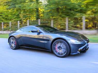 Stage de pilotage : 5 à 6 tours de circuit au volant d'une Aston Martin Vantage