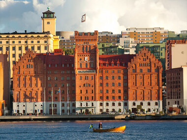 Övernattning med frukost på Elite Hotel Marina Tower för 2