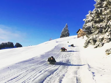 Actionreicher Winterspaß mit Schneeschuhwandern & Airboarding im Allgäu