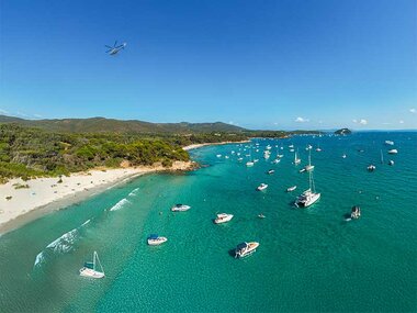 Vol en hélicoptère de 30 min pour 2 personnes au-dessus de Hyères et ses environs