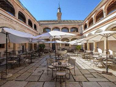 Escapada a Segovia: 1 noche con desayuno y bombones en Hotel San Antonio El Real 4*