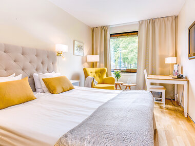 Avkopplande övernattning med frukost och vin för 2 på Hotell Bellevue