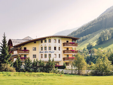 Elegante pausa benessere tra le vette del Trentino: 1 notte con accesso Spa all'Hotel Alpin Royal 4*