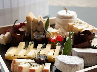 Degustazione di formaggi e visita al caseificio sul Lago di Como: l’esperienza firmata Da Carozzi - Formaggeria con cucina