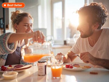 Petit-déjeuner romantique à la maison ou au restaurant