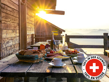 Repas traditionnel en auberge rustique en Suisse