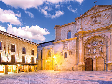 Lujo en La Rioja: 1 noche en Parador de Santo Domingo de la Calzada 4* y visita a bodega