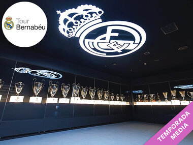 ¡Con la familia al Bernabéu en temporada media!: 2 entradas de adulto y 1 de niño al tour oficial con museo y vista panorámica