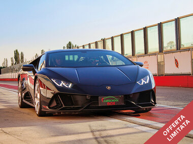 Ferrari F488 GTB e Lamborghini Huracán EVO: 3 giri esplosivi sul Circuito Internazionale di Napoli con video ricordo