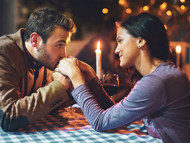 Dîner romantique pour nouveaux parents en amoureux