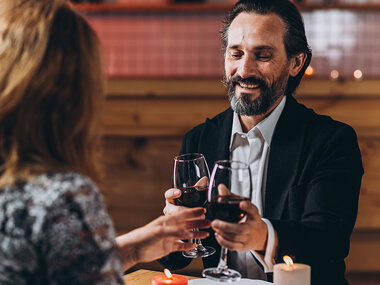 ¡Regalo perfecto para el Día del Padre!: 1 cena con vino