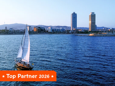 Barcelona al atardecer: paseo en velero y copa de cava para 2 personas