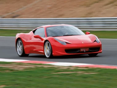 ¡Adrenalina al volante!: emoción conduciendo un Ferrari