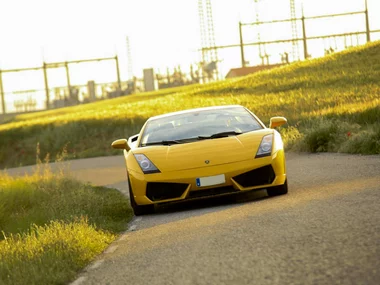 Conducción de Lamborghini Gallardo por carretera en Madrid