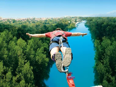 Da el salto haciendo puenting