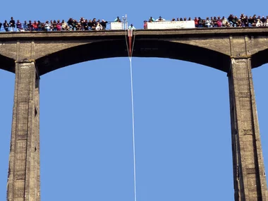 Saut à l'élastique au viaduc de Saint-Georges-le-Gaultier dans la Sarthe