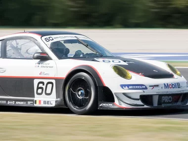 Guida in pista su una Porsche