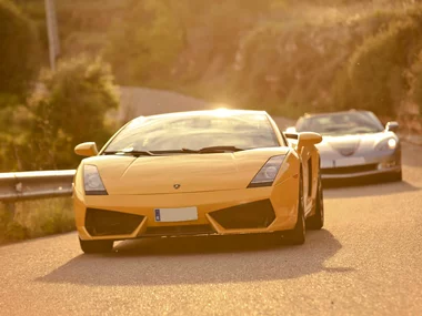 Conducción de Lamborghini Gallardo por carretera en Valencia